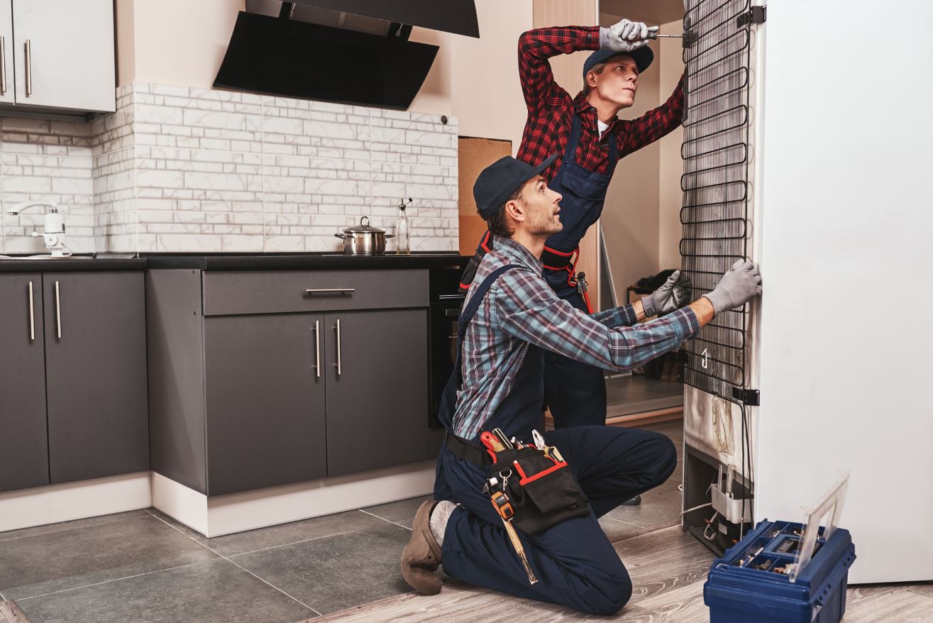 Servicio técnico de neveras en Tenerife Sur reparando frigorífico combi en Los Cristianos