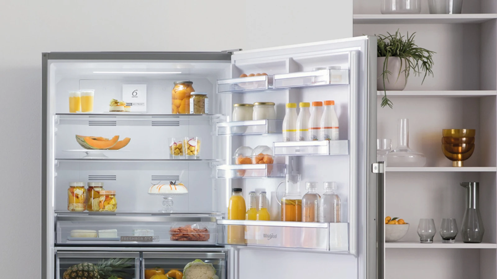 Técnico especialista en neveras Whirlpool a domicilio en Tenerife reparando un frigorífico con tecnología 6TH SENSE